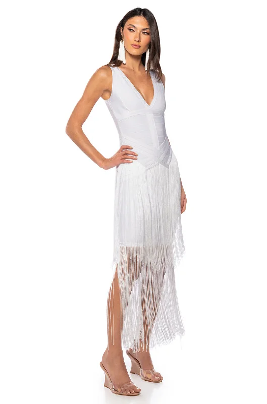 EVERYTHING ENTRANCE FRINGE V NECK MAXI DRESS IN WHITE